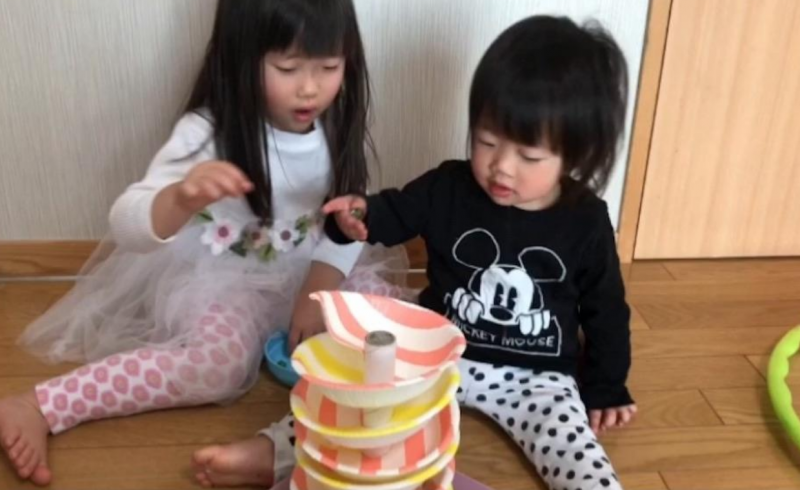 作り方紹介 紙皿で簡単にできるビー玉コースターを作ってみた 双子ママの育児を楽しむアイディア箱 作り方紹介 紙皿で簡単にできるビー玉コースターを作ってみた 双子ママの育児を楽しむアイディア箱
